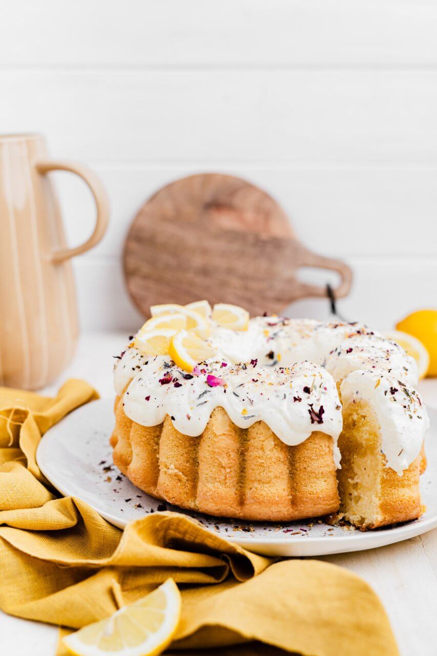 Frühlingshafter Zitronengugelhupf mit Sauerrahm Wölkchen