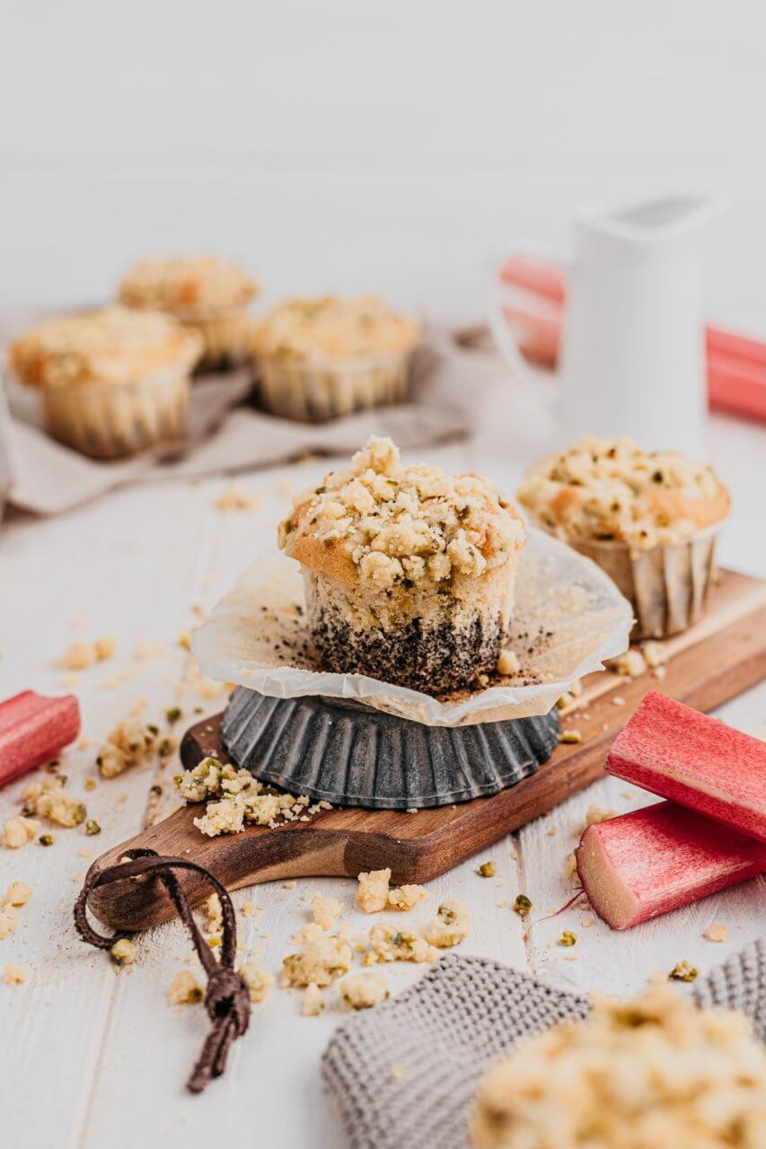 Rhabarber-Mohn Muffins mit Pistazienstreusel - Genusskind