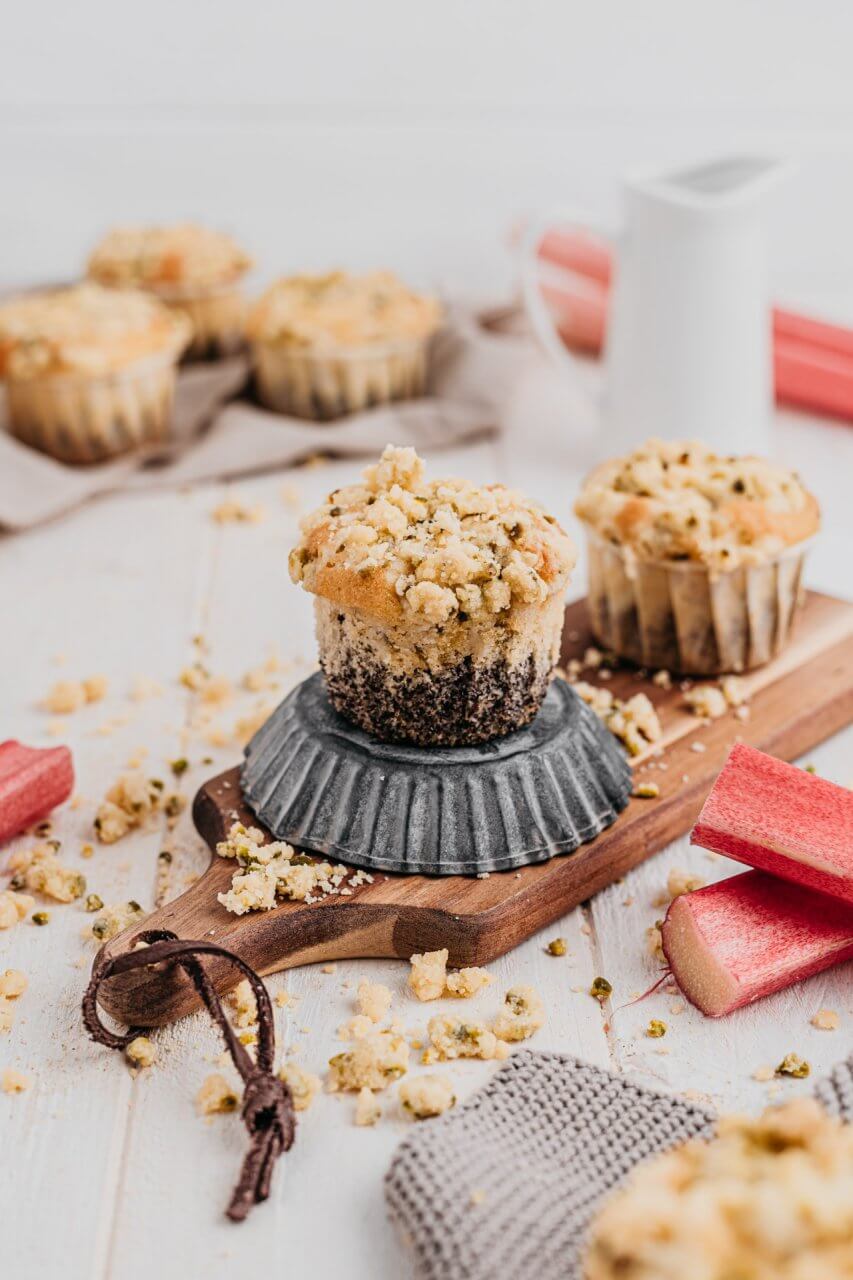 Rhabarber-Mohn Muffins mir Pistazienstreusel