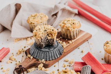 Rhabarber-Mohn Muffins mir Pistazienstreusel