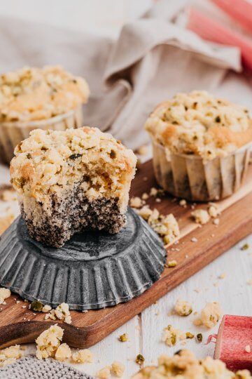 Rhabarber-Mohn Muffins mir Pistazienstreusel