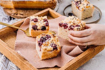 Kirsch-Marillen Focaccia mit Streuseln