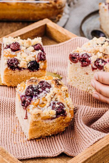 Kirsch-Marillen Focaccia mit Streuseln