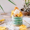 Piña Colada Eis mit Ananas-Erdnuss-Karamell Topping