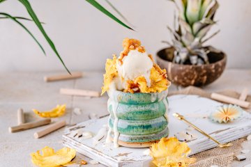 Piña Colada Eis mit Ananas-Erdnuss-Karamell Topping