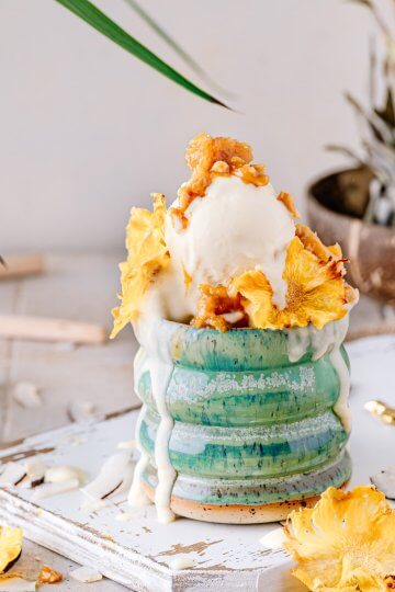 Piña Colada Eis mit Ananas-Erdnuss-Karamell Topping