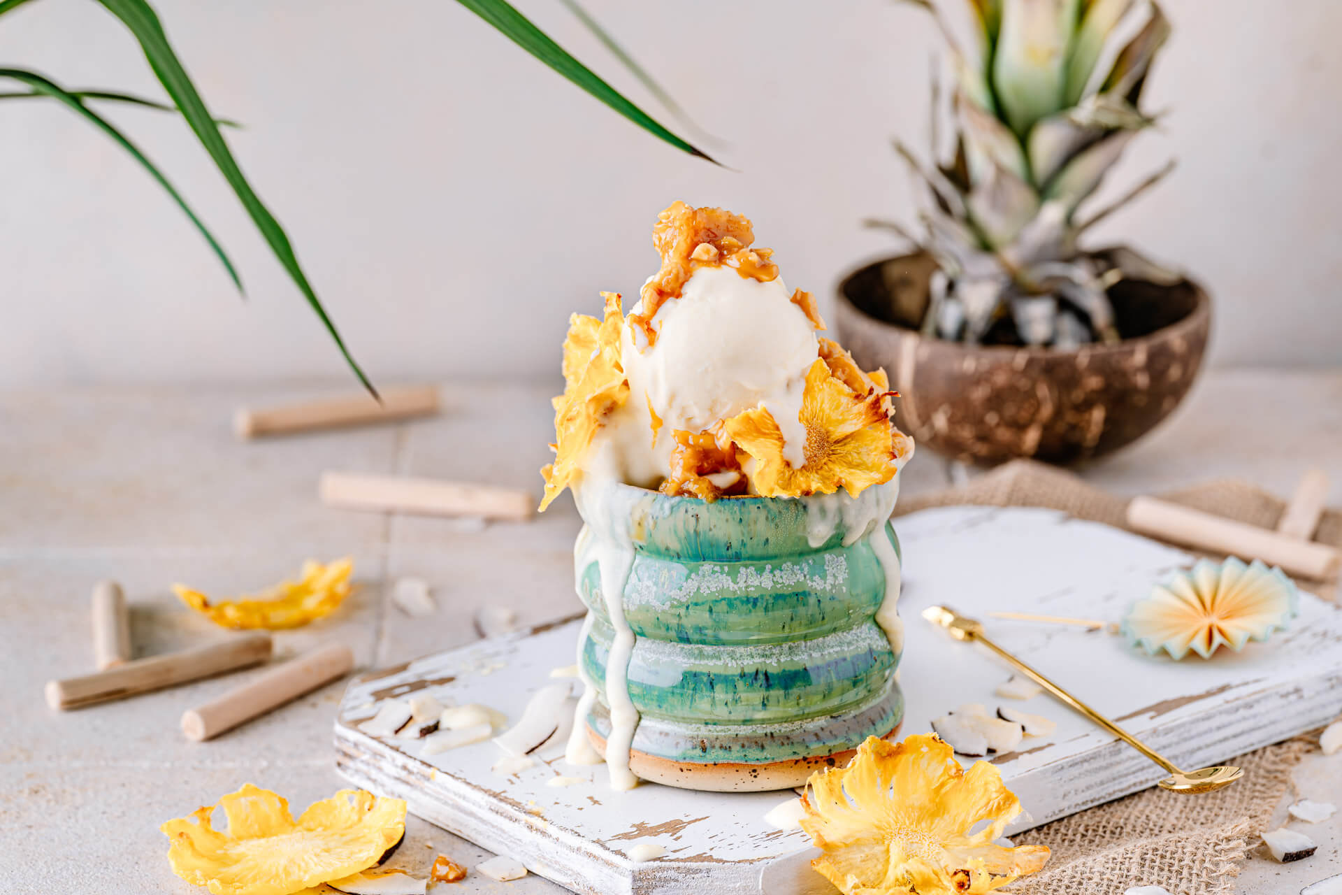 Piña Colada Eis mit Ananas-Erdnuss-Karamell Topping (Anzeige) - Genusskind