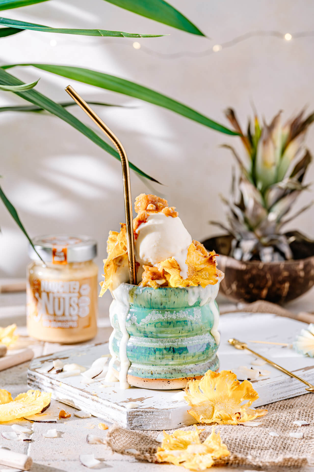 Piña Colada Eis mit Ananas-Erdnuss-Karamell Topping (Anzeige) - Genusskind