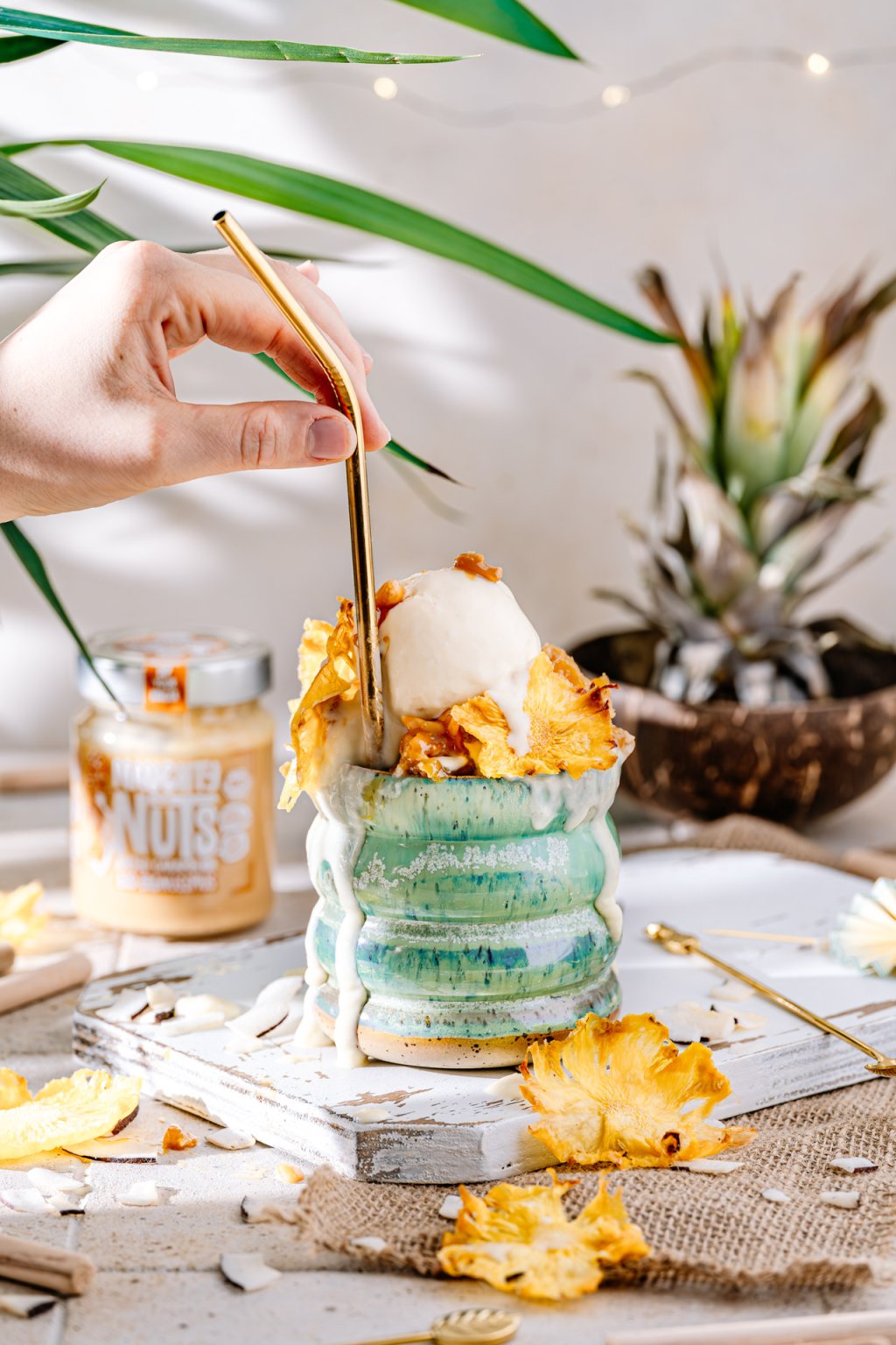 Piña Colada Eis mit Ananas-Erdnuss-Karamell Topping (Anzeige) - Genusskind