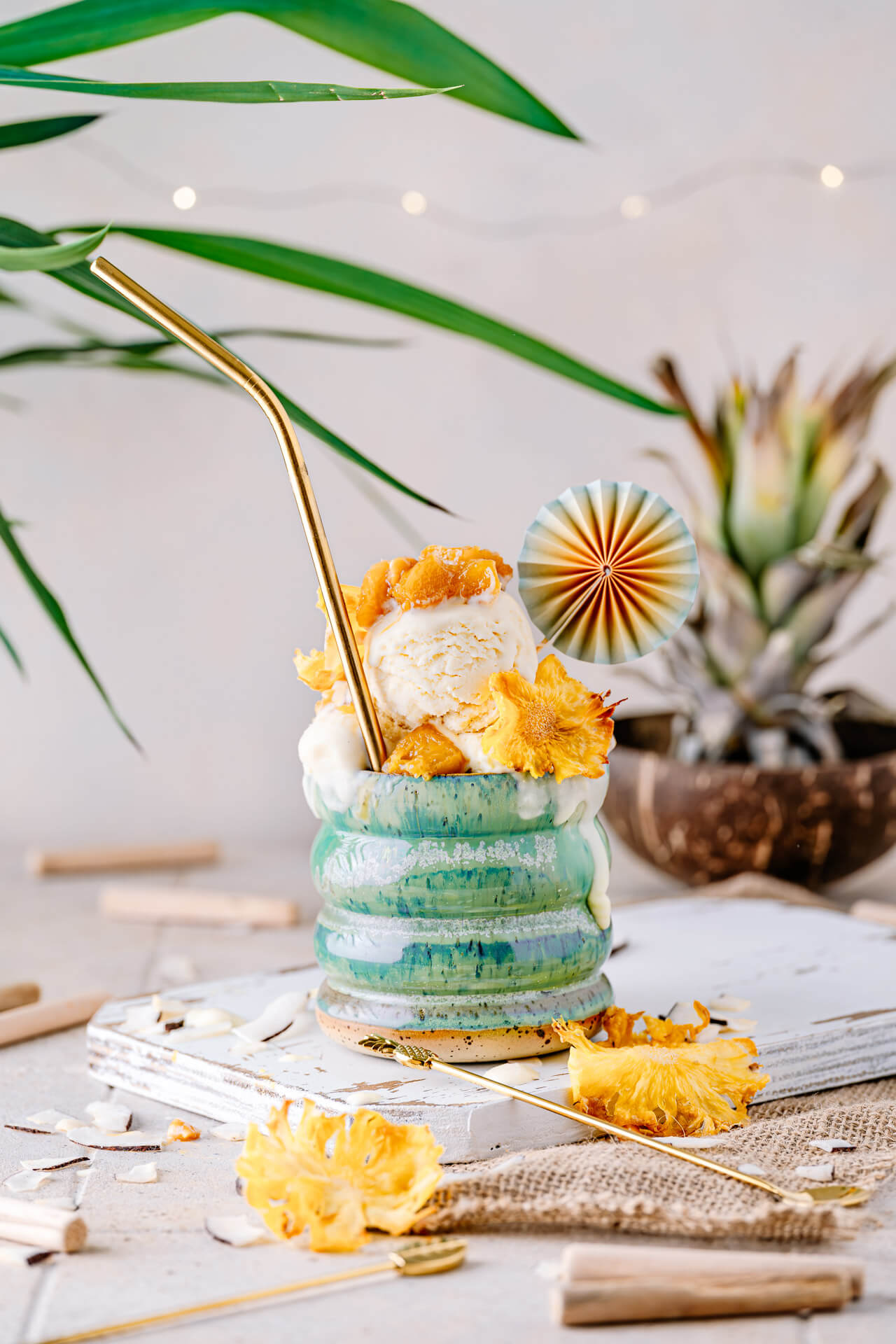 Piña Colada Eis mit Ananas-Erdnuss-Karamell Topping (Anzeige) - Genusskind