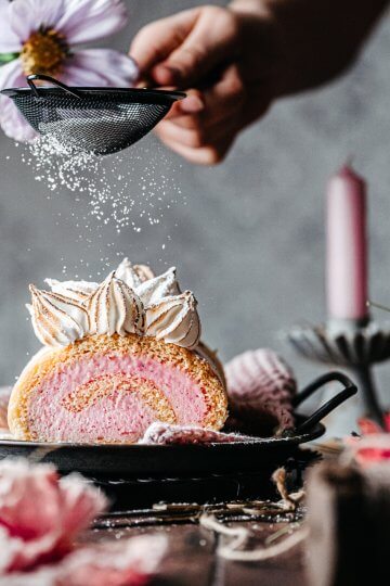 Rhabarber-Topfen Roulade mit Baiser