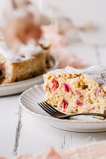 Rhabarberkuchen mit weißem Mohn