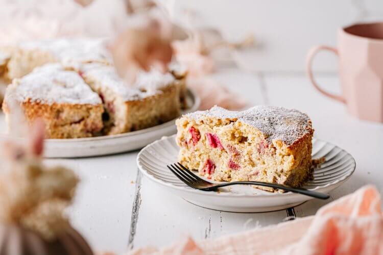 Rhabarberkuchen mit weißem Mohn