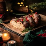 Angeschnittener Lebkuchenzopf serviert auf einem weihnachtlich gedeckten Tisch