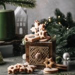 Lebkuchen Spitzbuben serviert auf einem weihnachtlichen Tisch, mit Staubzucker bestaubt.