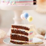 Anschnitt einer Schokotorte mit Karamell-Popcorn-Creme und mehreren Schichten